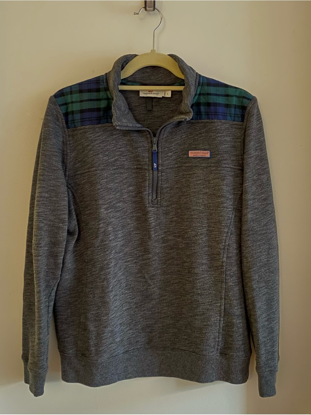Vineyard Vines Gray pullover Size L Plaid trim at shoulders